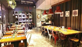 Middle Restro - 台中市