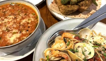 燈亮小餐館（店休日以粉專公告為主） - 946台湾屏東縣恆春鎮中山路67號